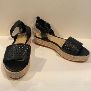 NWT black Womens size 8 sandals.